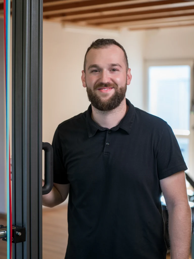 Jan Ondrus, Physiotherapeutin bei Physio Bohemika in Rüti, Portrait vor gemustertem Hintergrund.
