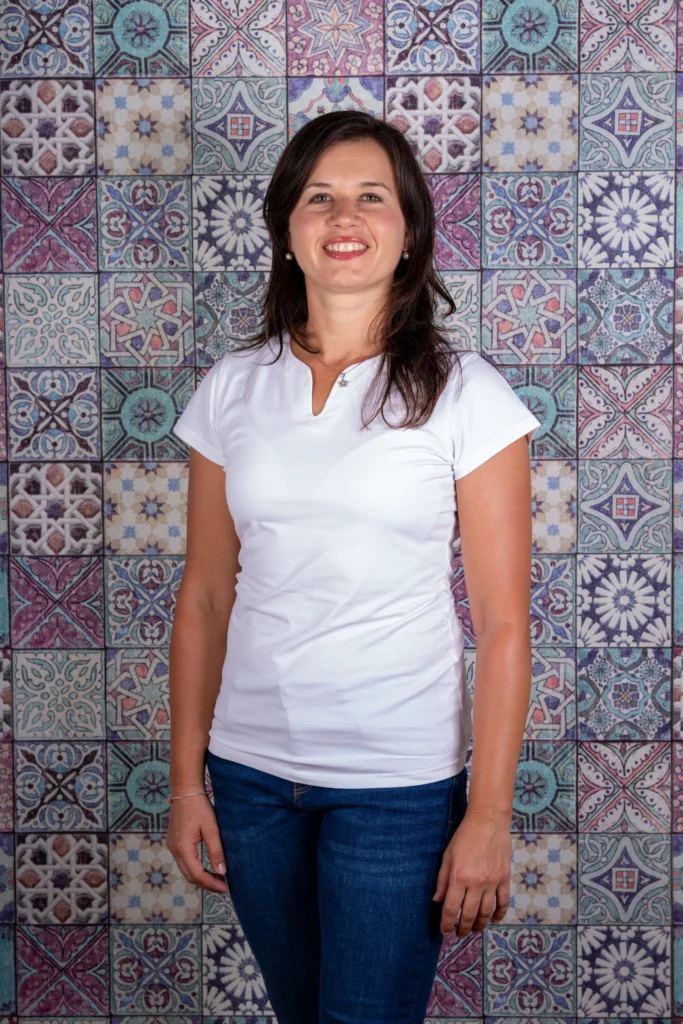 Milada Cervenková, Physiotherapeutin bei Physio Bohemika in Rüti, Portrait vor gemustertem Hintergrund.